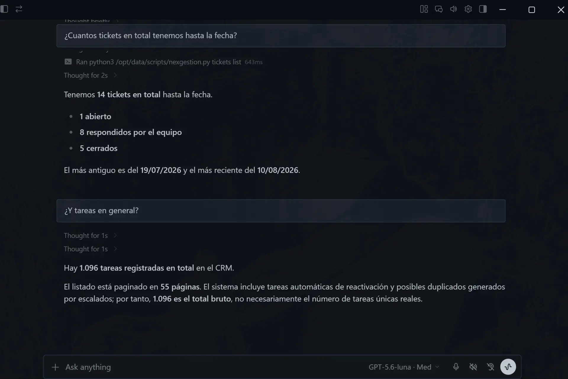Agente consultando información del CRM