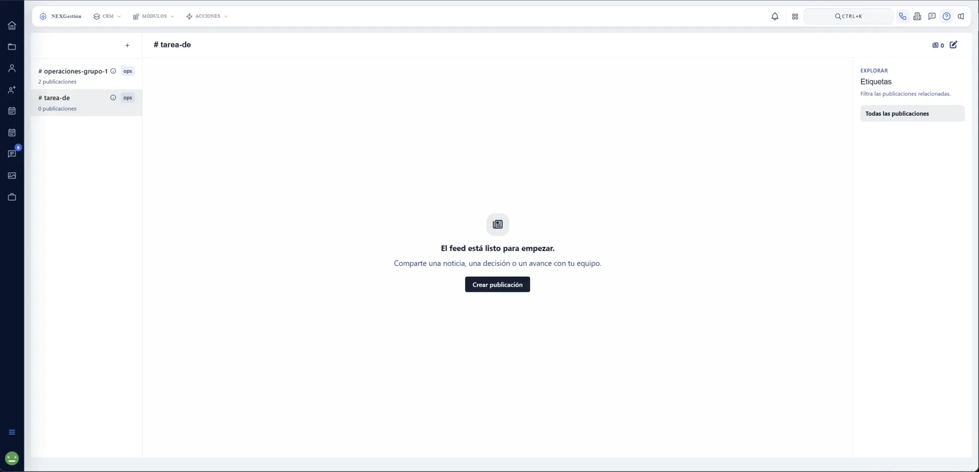 Tablón de CoreChat con canales, feed central y exploración por etiquetas