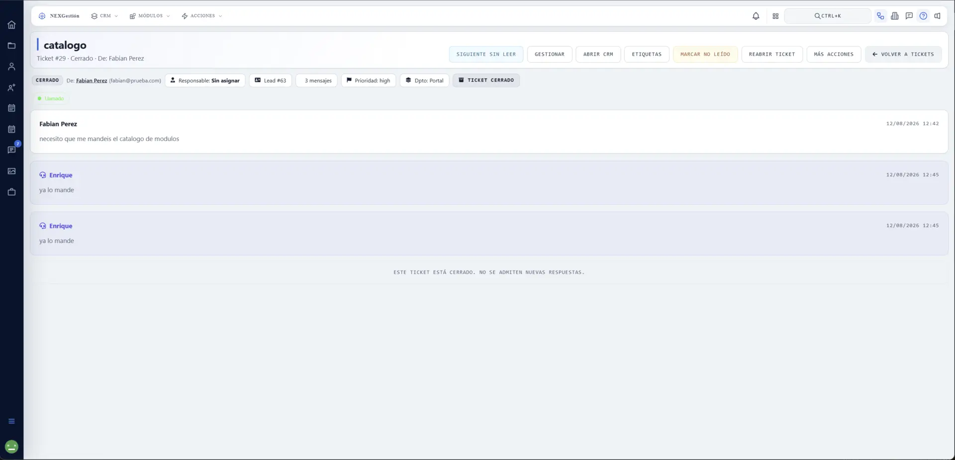 Detalle de un ticket cerrado con conversación y contexto CRM